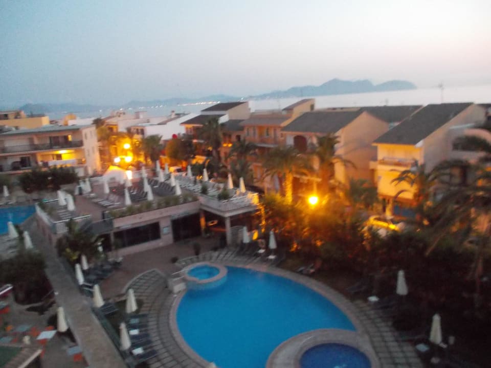 Pool an frühem Morgen Caprice Janeiro Hotel & Spa