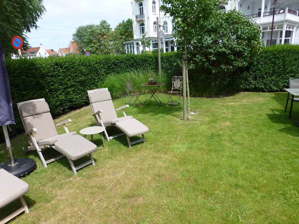 Sonnenliegen im Garten Hotel Apostrophe