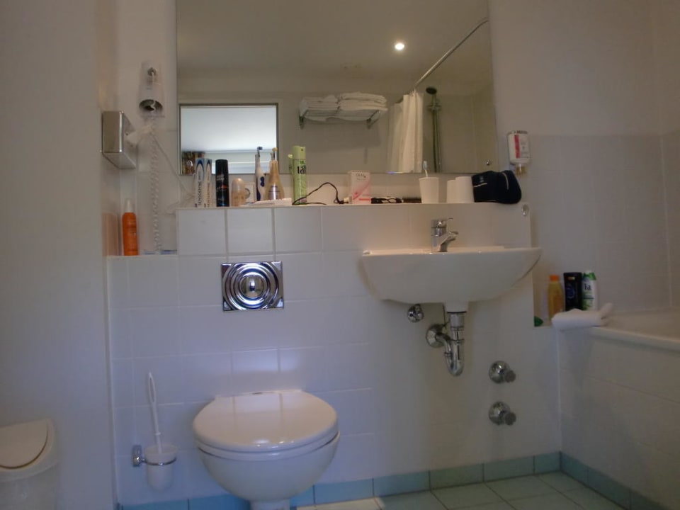 Bad im Appartmentzimmer AHORN Hotel Am Fichtelberg