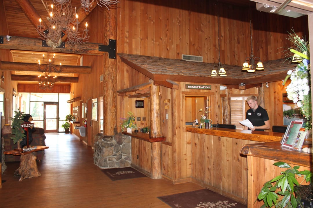 Front Desk Lobby Hotel The Pines Resort