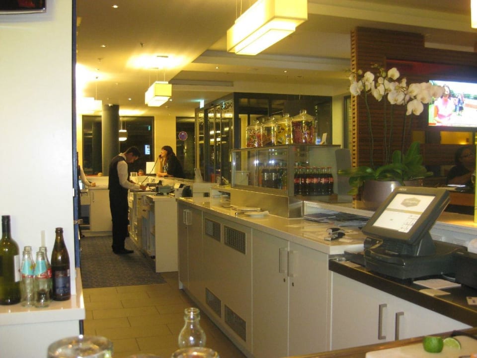 Bar und Rezeption Hampton by Hilton Berlin City West