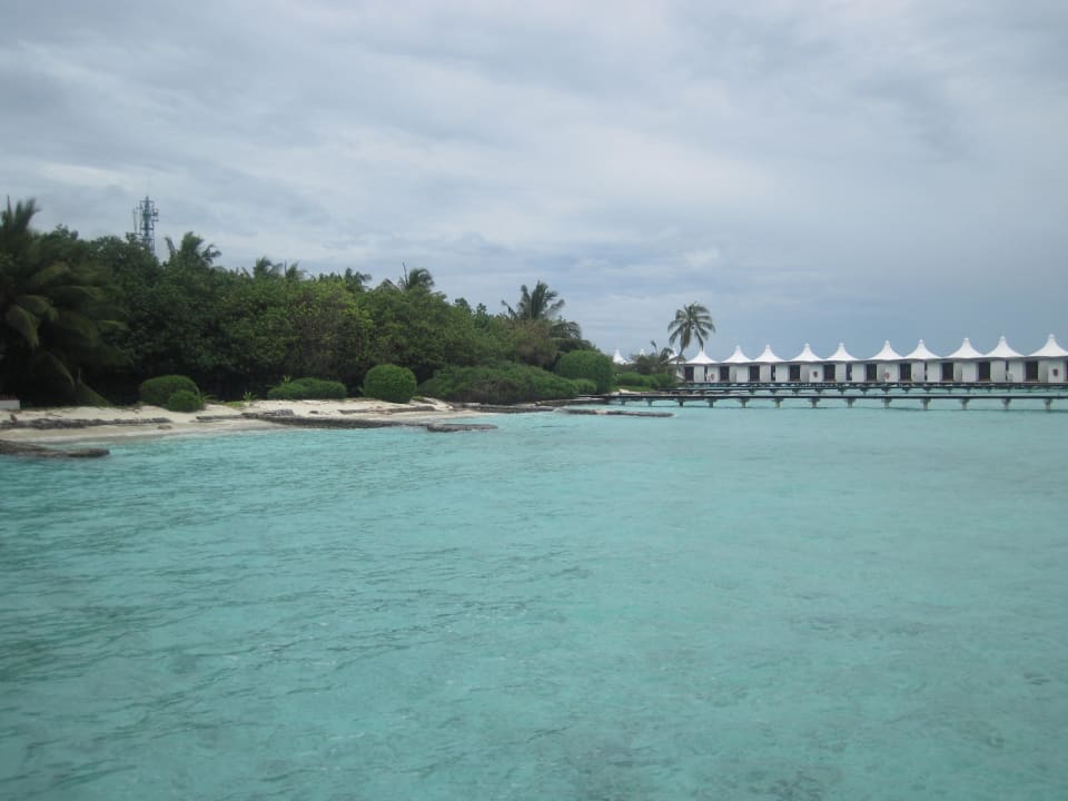 Teil der Insel und ein paar Wasserbungalows Cinnamon Hakuraa Huraa Maldives