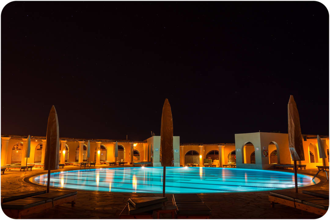 Einer von zwei Pools bei Nacht Hotel Three Corners Ocean View prestige - Adults only