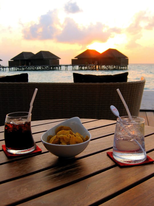 Drink zum Sonnenuntergang Veligandu Maldives Resort Island