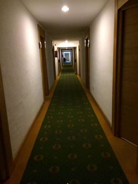 Hotelgang (der Teppich ist schon etwas unschmackha Hotel Exagon Park