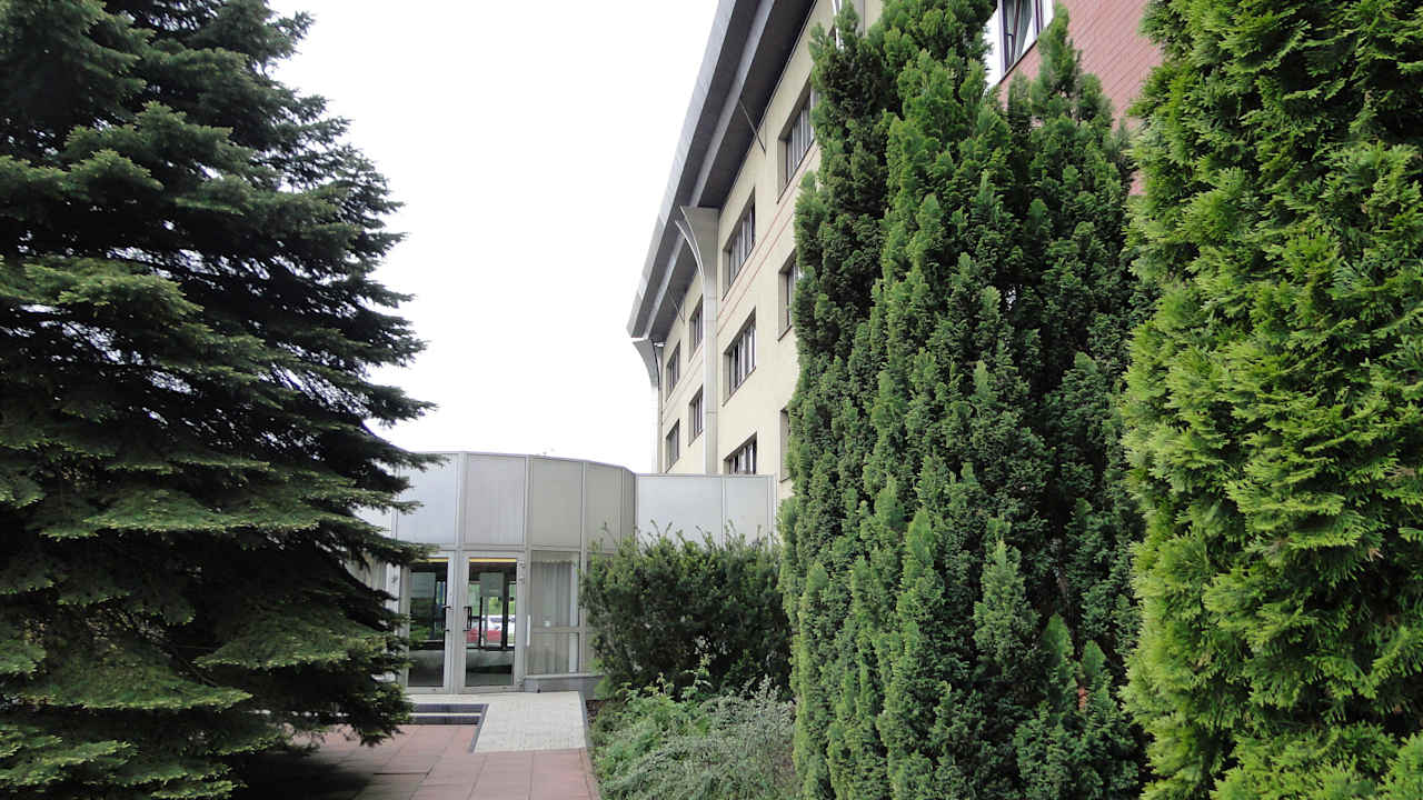 Wejście do hotelu od strony ogródka Hotel Novotel Gdansk Centrum