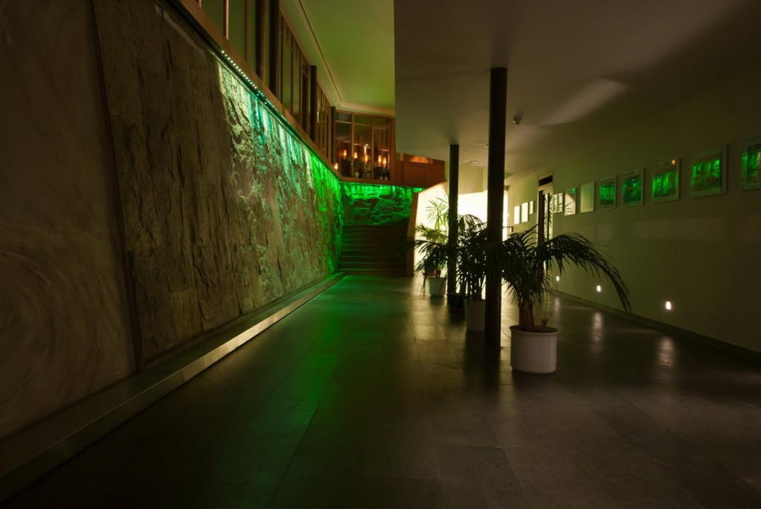 Gang zum Wellnessbereich Falkensteiner Family Resort Lido