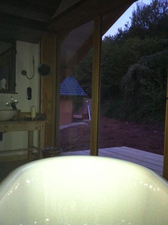 Badewanne mit freiem Blick zum Nachbarn BollAnts Spa im Park