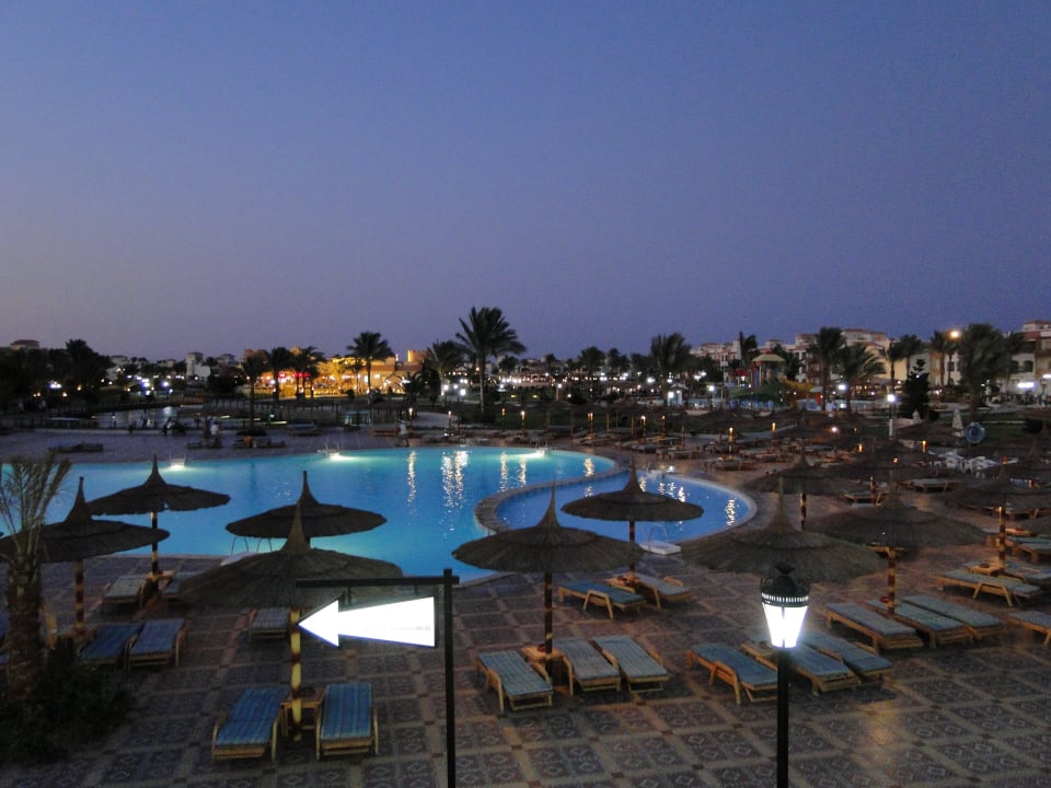 Večer  Pickalbatros Dana Beach Resort - Hurghada