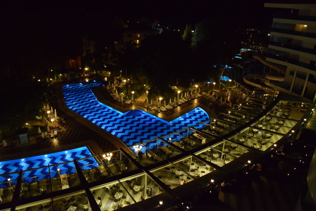 Abendlicher Ausblick vom Balkon auf die Pools Hotel Botanik Platinum
