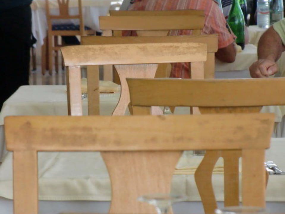 Verdreckte Stühle im Speisesaal Hotel El Mouradi Djerba Menzel