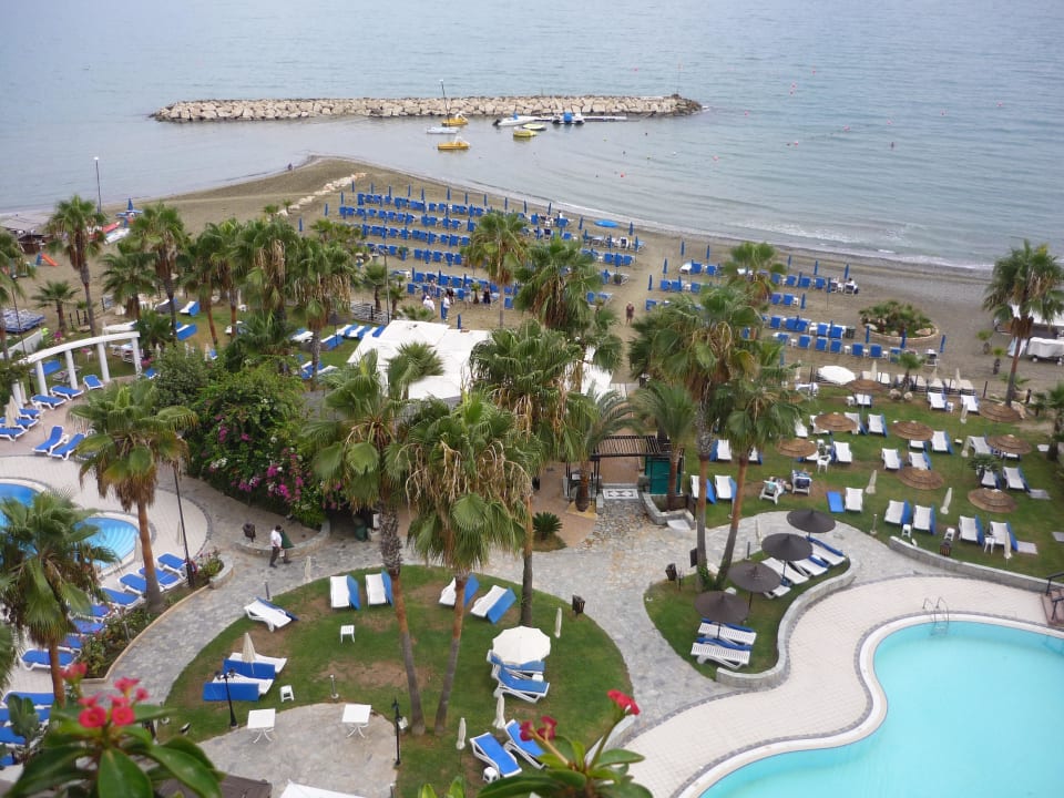 Östlicher Teil der Poollandschaft und Strand Lordos Beach Hotel & Spa