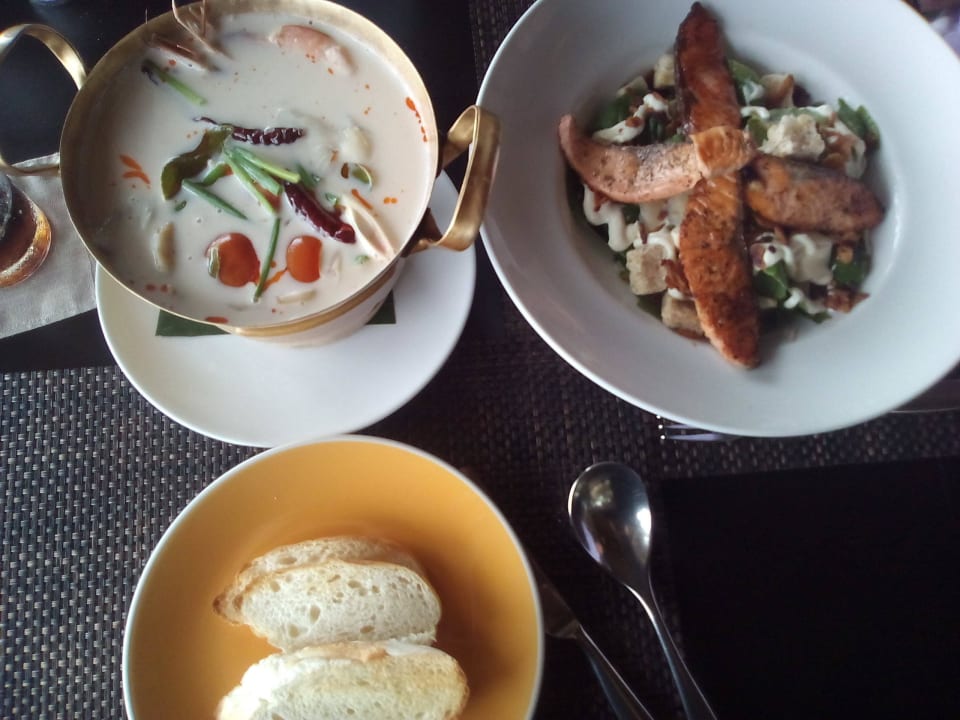 Salmonsalat, spicy prawn soup Buri Rasa Village Phangan