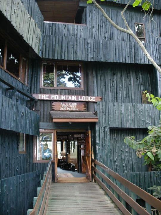 Eingang zur faszinierenden Lodge Hotel Serena Mountain Lodge