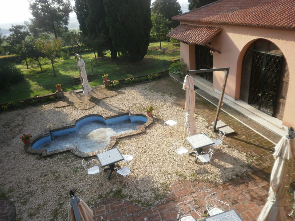 Blick aus Zimmer auf verdreckte Frühstücksterrasse Villa Germaine