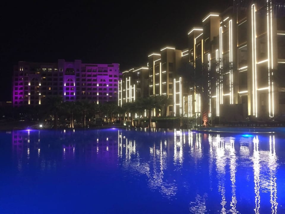 Pool mit Hauptgebäude DoubleTree by Hilton Resort & Spa Marjan Island