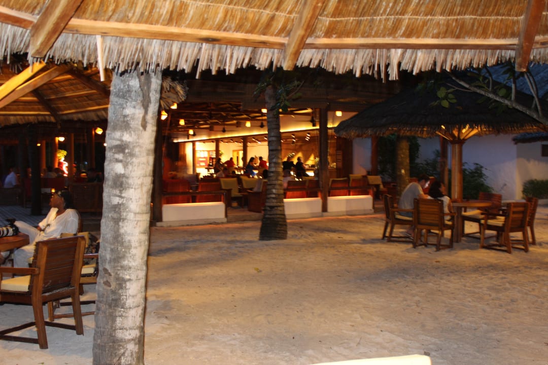 Main-Restaurant am Abend NH Collection Maldives Reethi Resort