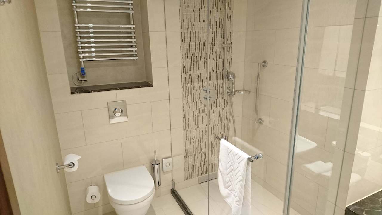 Badezimmer (Toilette, Dusche) DoubleTree by Hilton Hotel & Conference Centre Warsaw