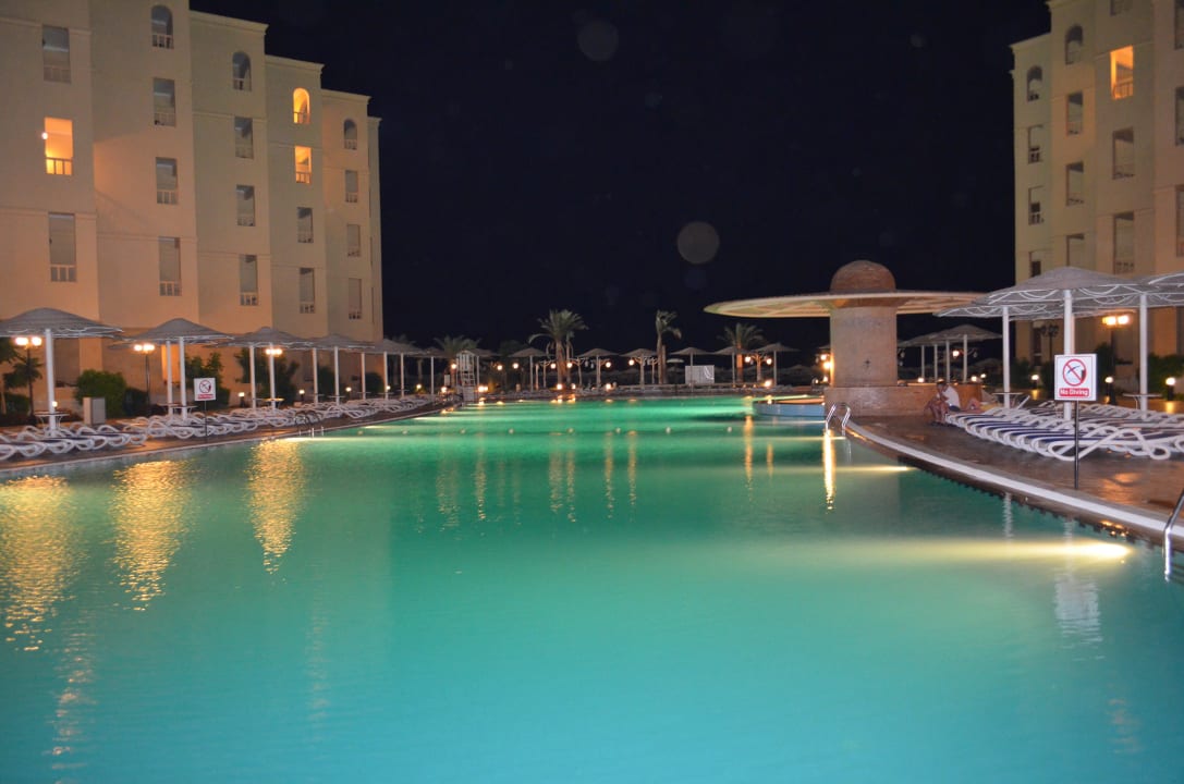 Вечерний бассейн AMC Royal Hotel & SPA