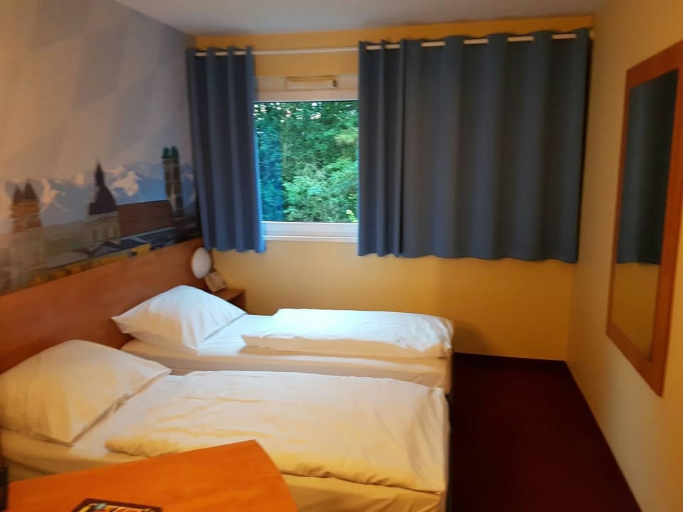 Blick auf Bett B&B Hotel München-Airport