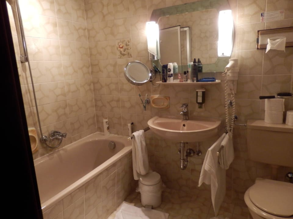Badezimmer aus dem Jahre?? im 4* Hotel Hotel Carinthia