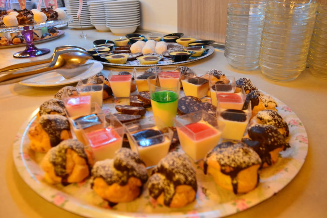 Buffet dei dolci del Venerd Hotel Pejo
