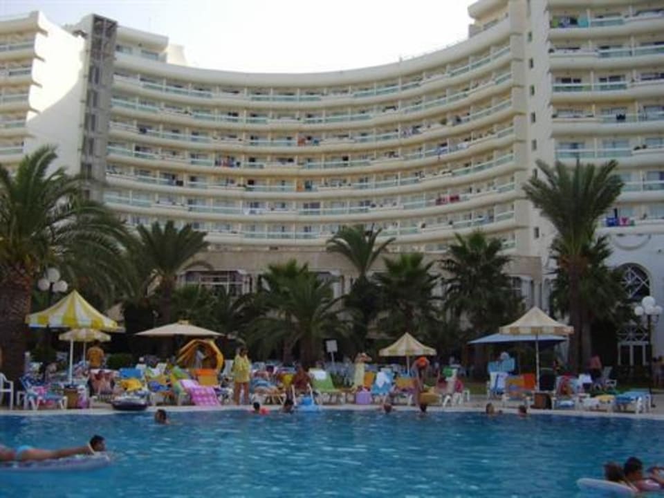 Arrière de l'hotel et piscine Riadh Palms Resort & Spa