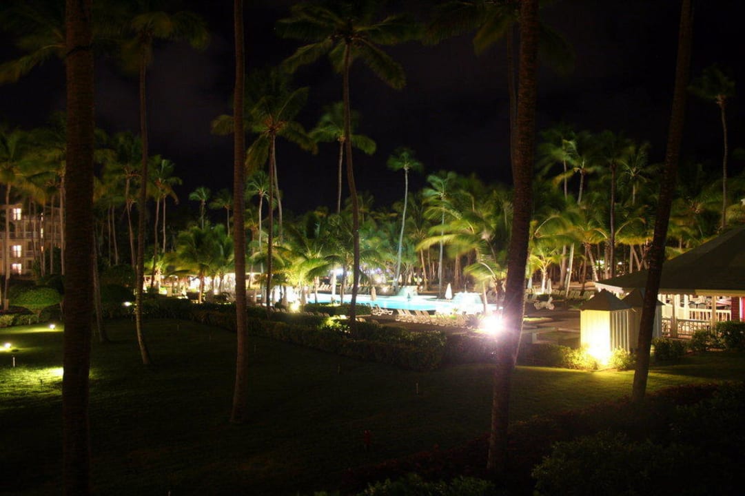 Blick bei Nacht vom Balkon auf den Pool Hotel Riu Palace Macao - Adults only