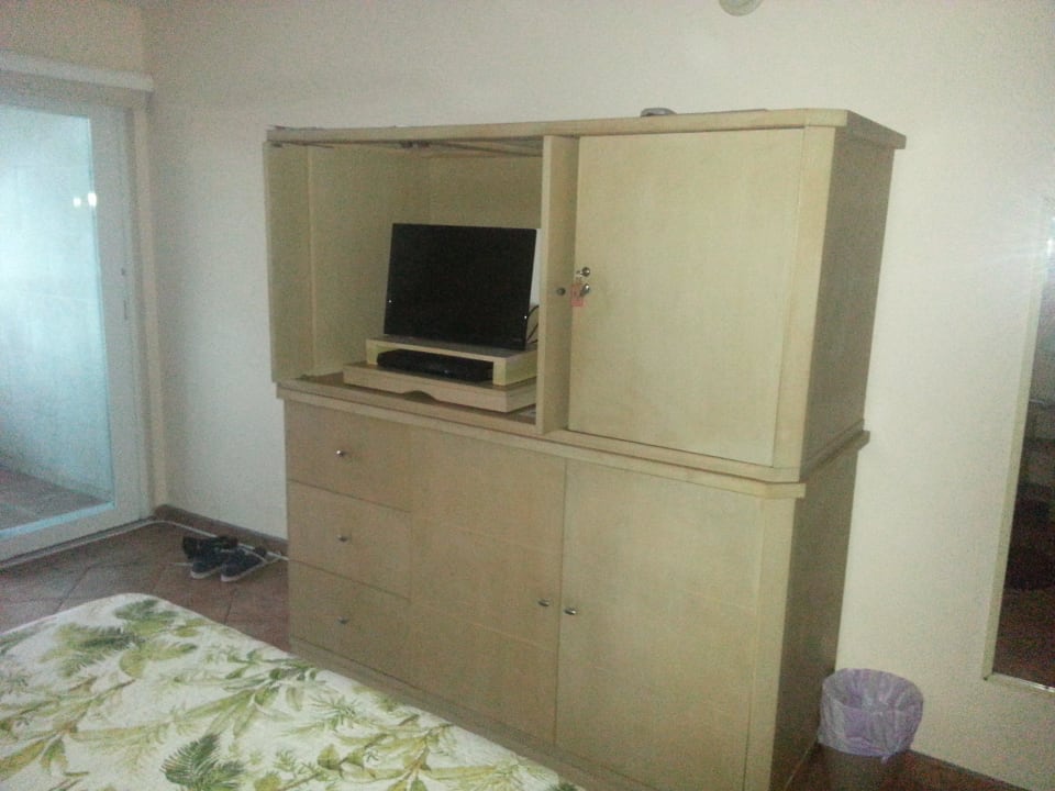 Ablage und TV Hotel Luquillo Sunrise Beach Inn