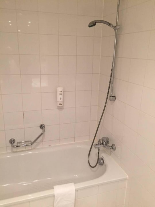 Badezimmer_Wannendusche Vienna House Easy Bad Oeynhausen