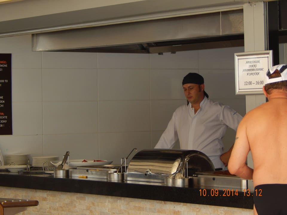 Покушать можно в баре у бассейна Diamond Hill Resort Hotel