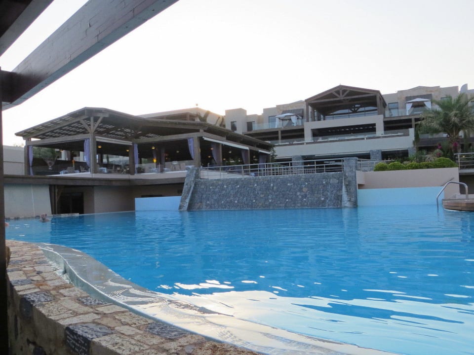 Blick auf Hauptrestaurant mit Zierpool Aquagrand Artistic Luxury Beach Resort - Adults only