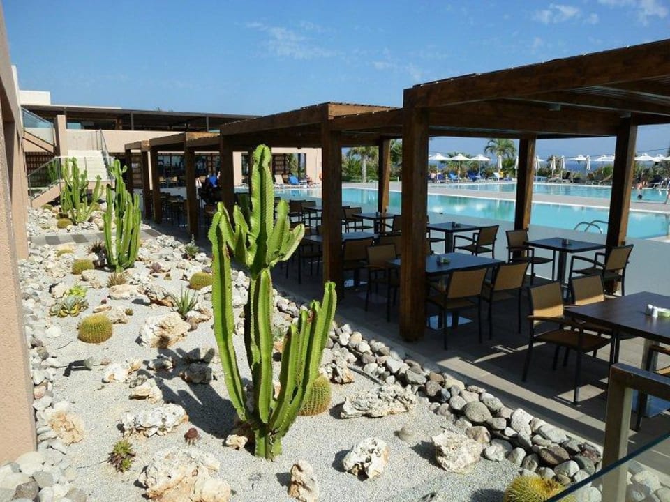 Essen am Pool mit Blick zum Meer Atlantica Mikri Poli Kos