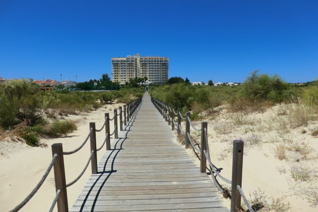 Blick vom Strand zum Hotel Ozadi Altura Beach Resort