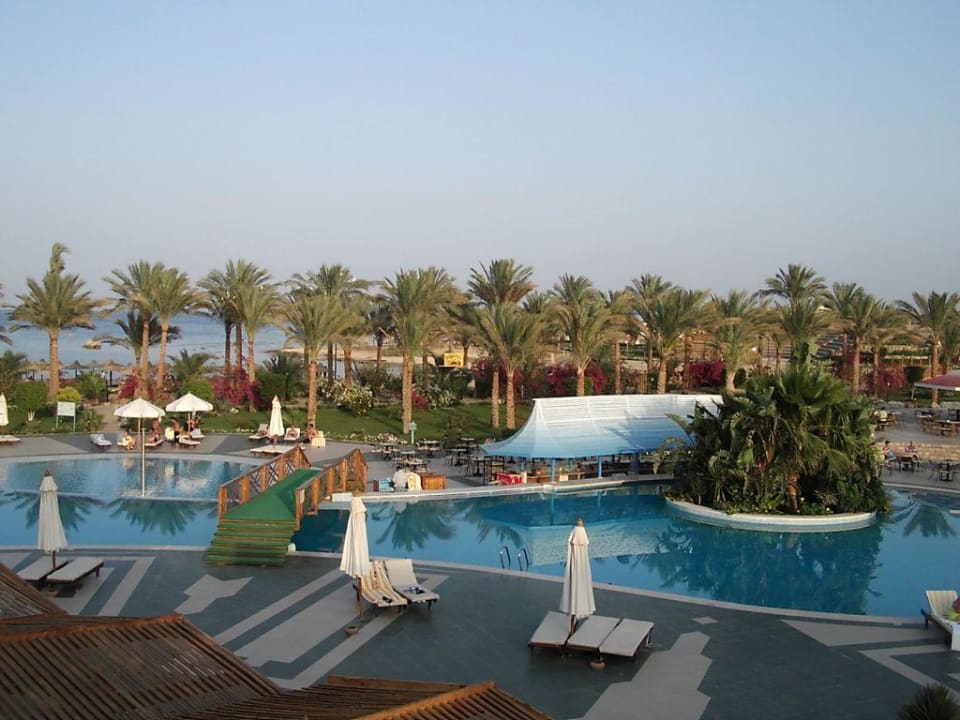 Blick über den Pool zum Meer Brayka Bay Resort