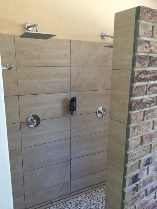 Nur zwei Duschen am Pool und Sauna Hotel Schwarzenberg