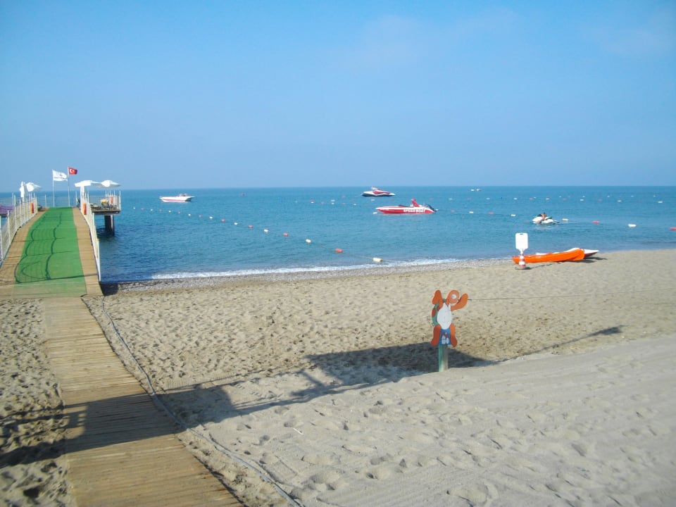 Schöner Strand mit Steg zum Baden Belek Beach Resort Hotel