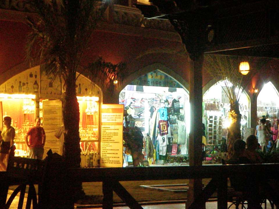 Pasaż handlowy wieczorem Pickalbatros Alf Leila Wa Leila Resort - Neverland Hurghada