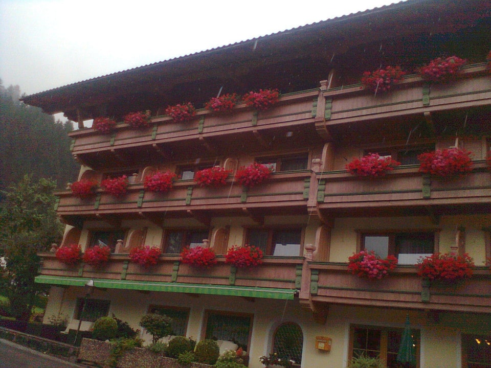 Sehr gepflegter Aussenbereich lädt zum Verweilen Platzlhof - Mein Hotel im Zillertal