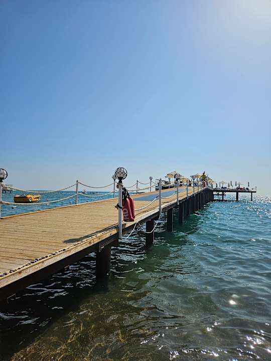 Strand Saturn Palace Resort Hotel