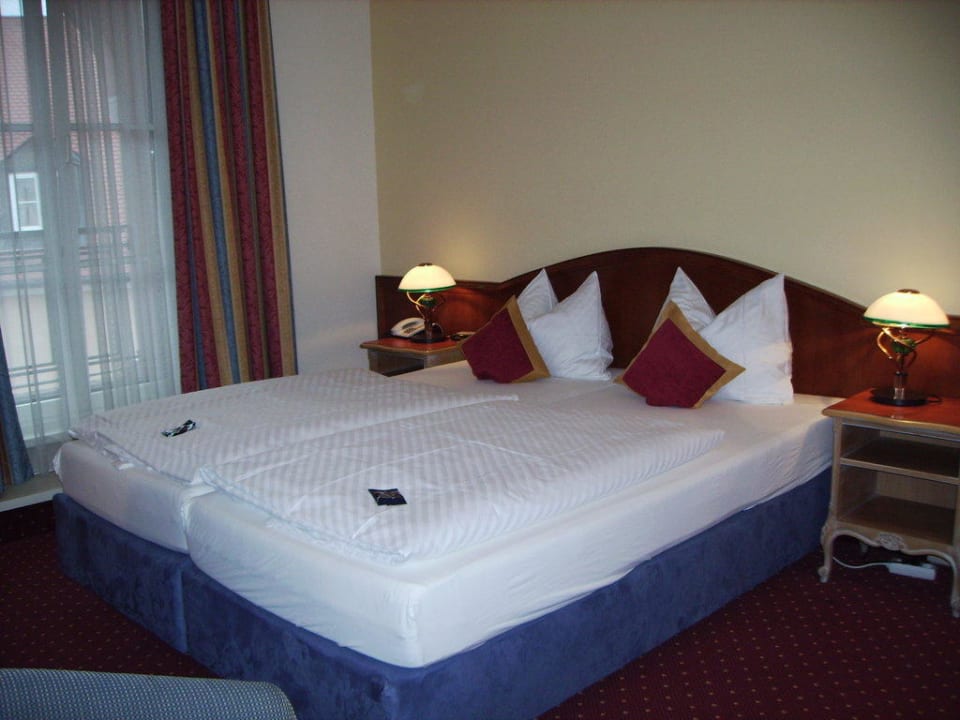 Bett mit Begrüßungs-Gummibärchen Luitpoldpark Hotel