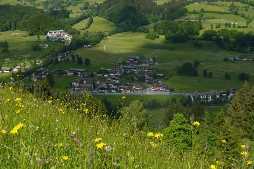 Das Hotel von einem Wanderweg aus gesehen ... Ferienhotel Alpenhof Aurach