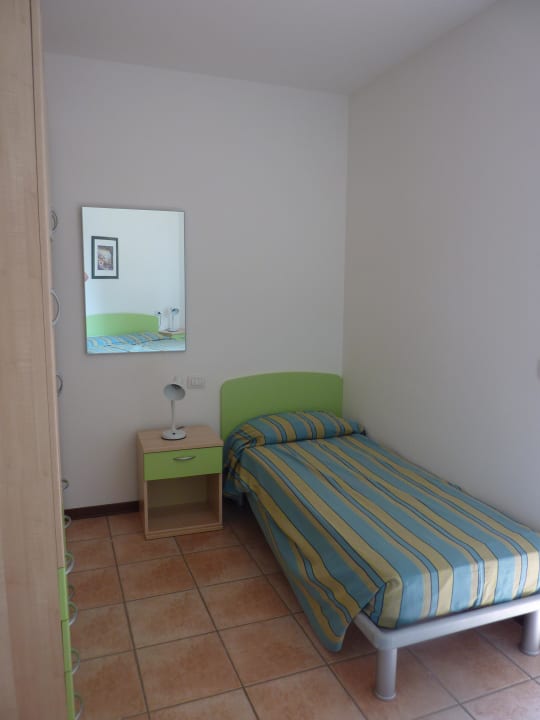 Schlafzimmer mit Doppel und Einzelbett Villaggio I Girasoli