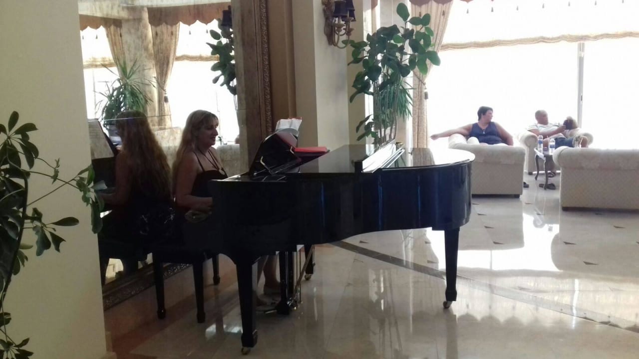 Pianoklänge in der Lobby Alaiye Resort & Spa