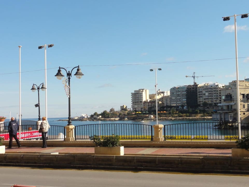 Die Aussicht, wenn man aus dem Hotel geht. St. Julian's Bay Hotel