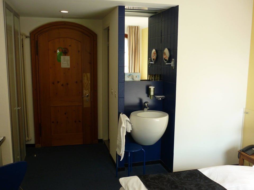 Waschbecken mit Spiegel See- und Seminarhotel FloraAlpina