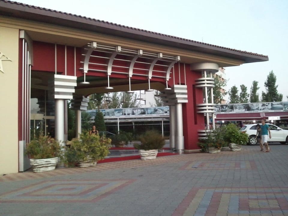 Blick auf den Eingang Hotel Orfeus Park