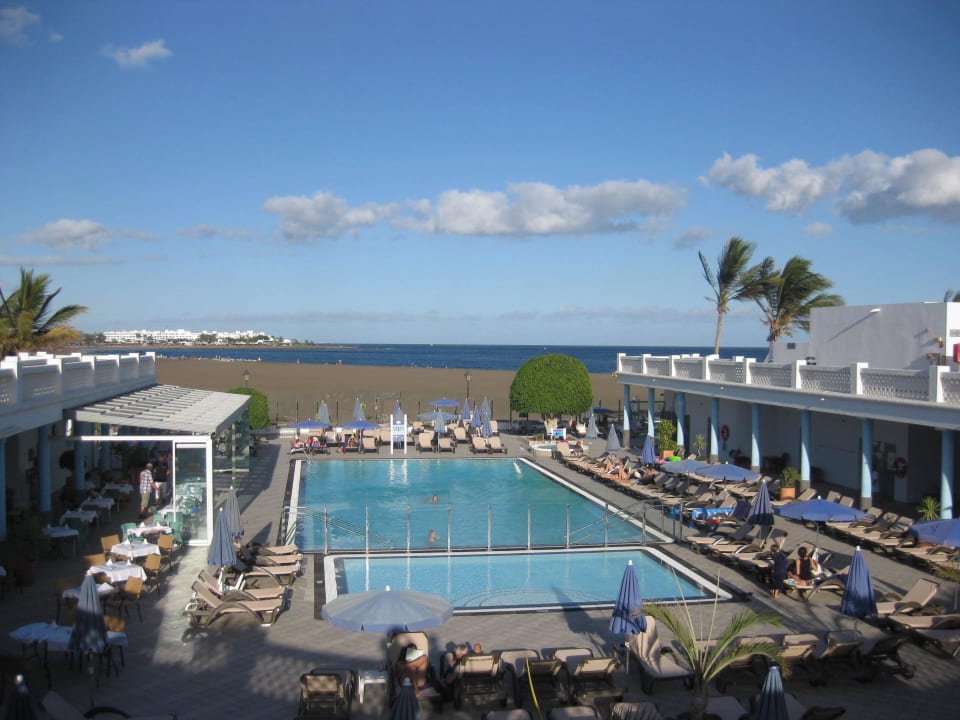 Blick auf Pool und Meer  Hotel Las Costas