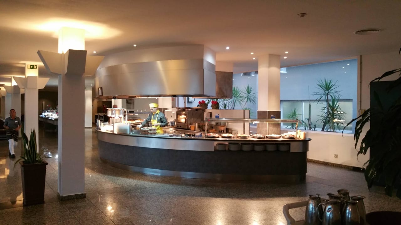 Frühstücksvorbereitung allsun App.-Hotel Esquinzo Beach