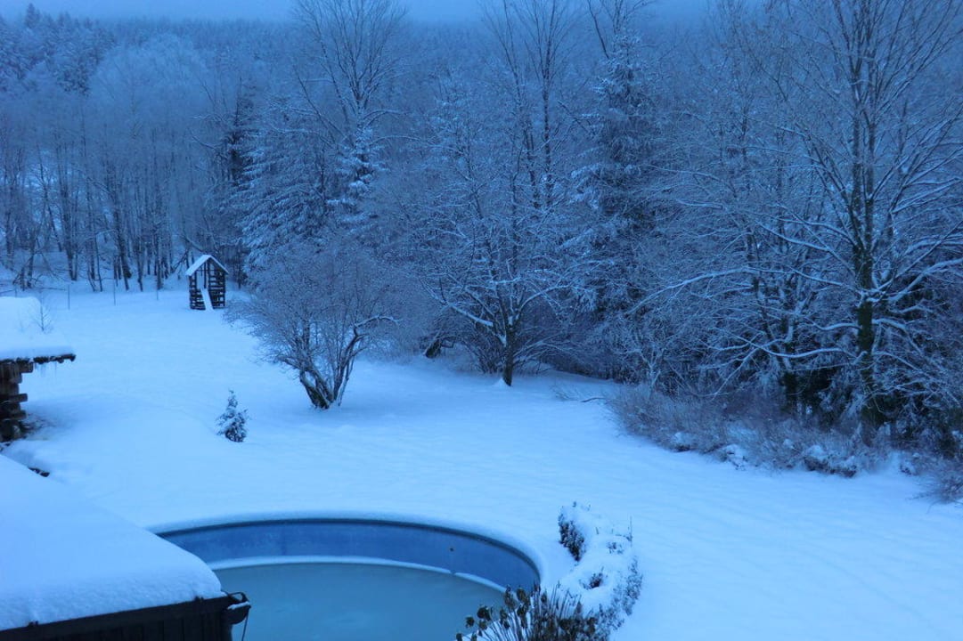 Außenpool im Winter Hotel Gut Schmelmerhof